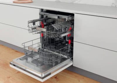 Lavastoviglie integrata aperta con cestelli estraibili e tecnologia avanzata.