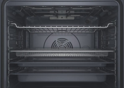 Forno elettrico con interno spazioso e tecnologia avanzata.
