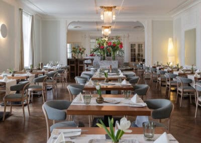Sala da pranzo elegante con decorazioni floreali e atmosfera raffinata, perfetta per eventi e cene d.