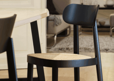 Sedie moderne in ambiente domestico elegante, perfette per ogni spazio living.